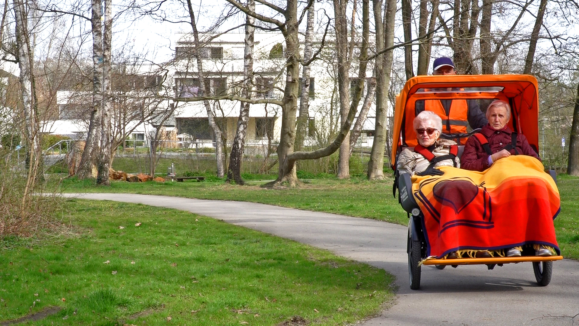Zwei Fahrgäste in der Amper-Rikscha