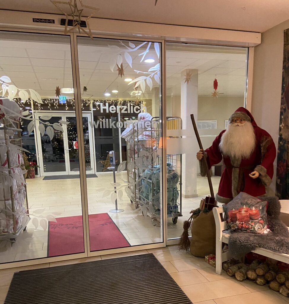 Eingang Seniorenheim BRK mit Weihnachtsdeko