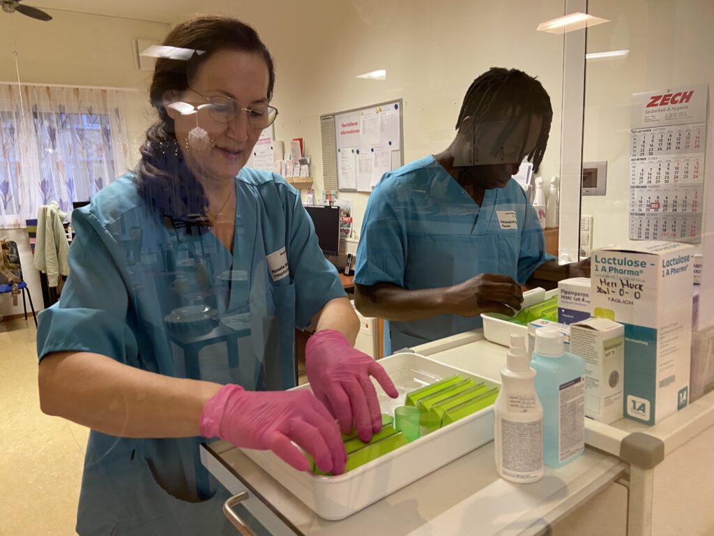 zwei Pfleger bereiten Medikamente vor