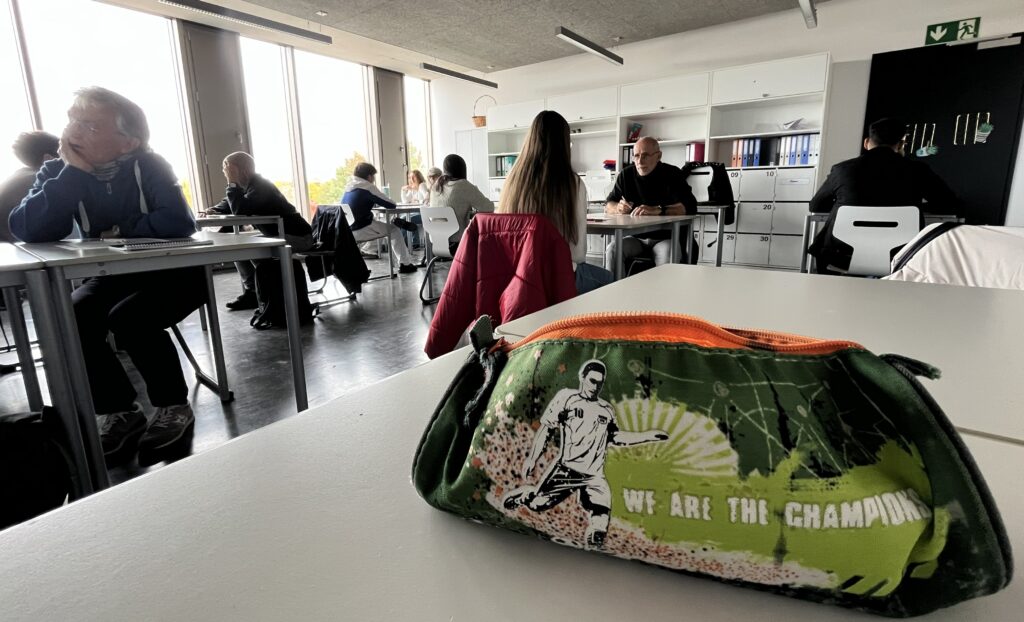 Menschen an Tischen im Gespräch