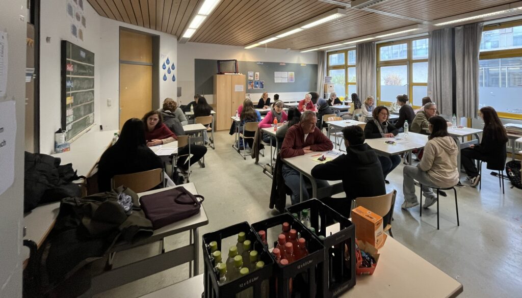 Menschen an Tischen im Gespräch