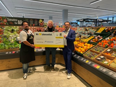Featured image for “3.000 Euro Spende von der EDEKA Südbayern Stiftung an die Tafel Olching!”