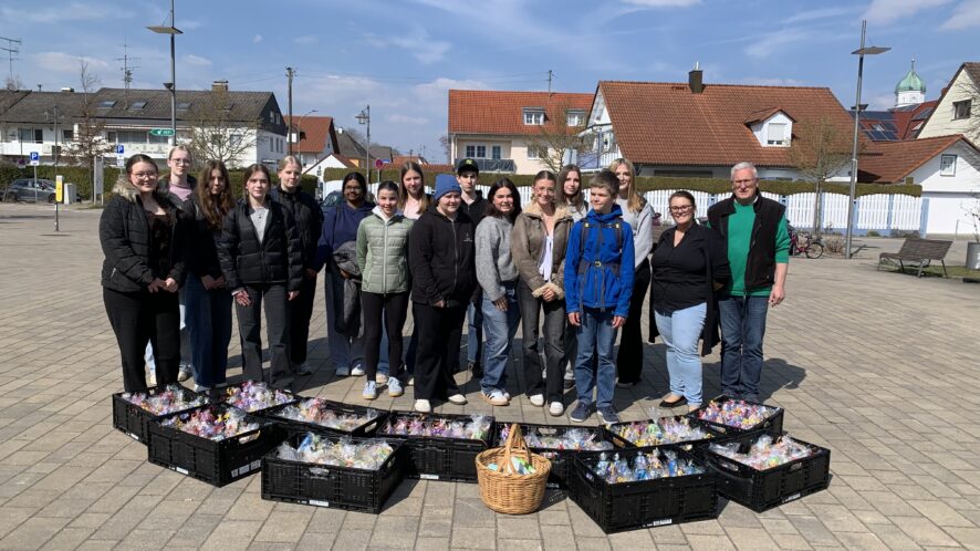 Schüler:innen übergeben Osternester an die Tafel Maisach